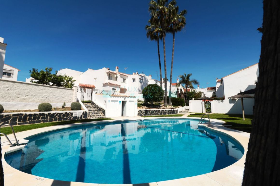 Villa Pareada en venta en  Bel Air, Estepona