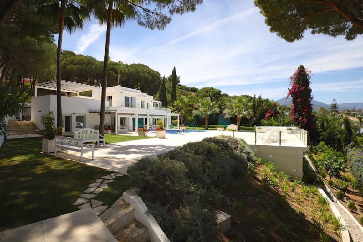 Villa for sale in  Las Brisas, Nueva Andalucia