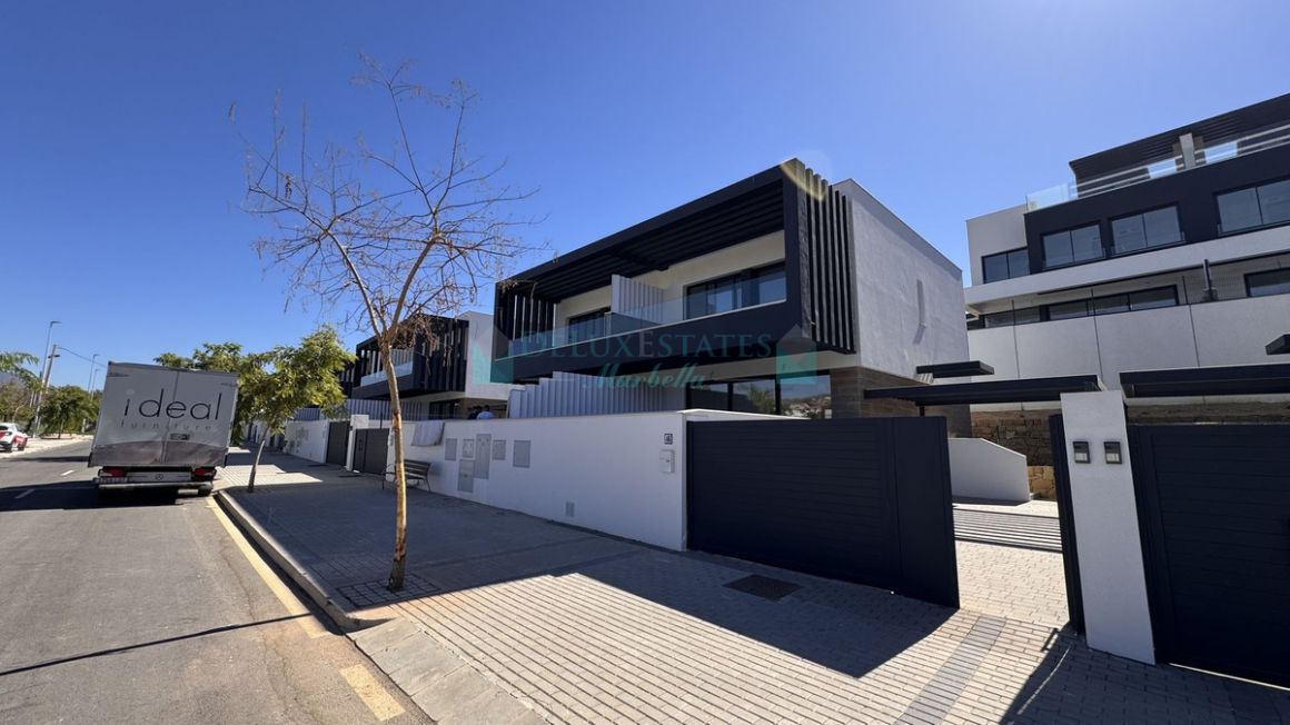 Semi Detached Villa for rent in  Atalaya, Estepona