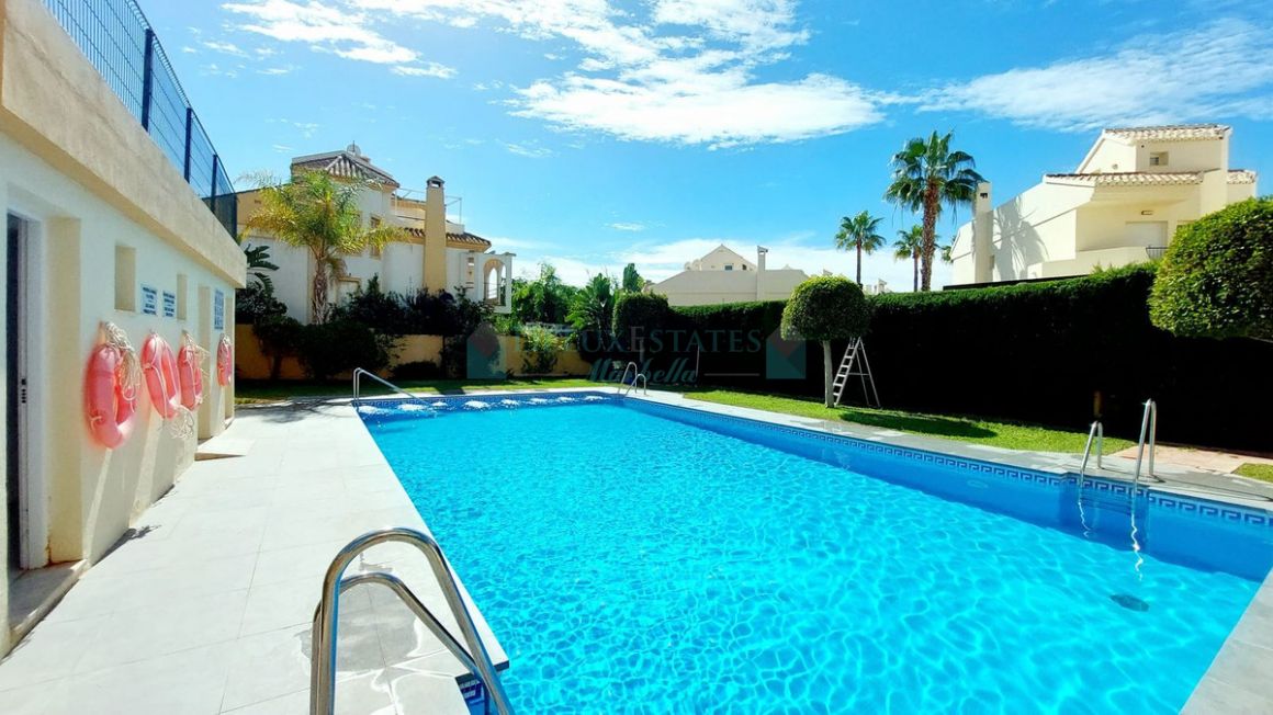 Adosado en venta en  Elviria, Marbella Este