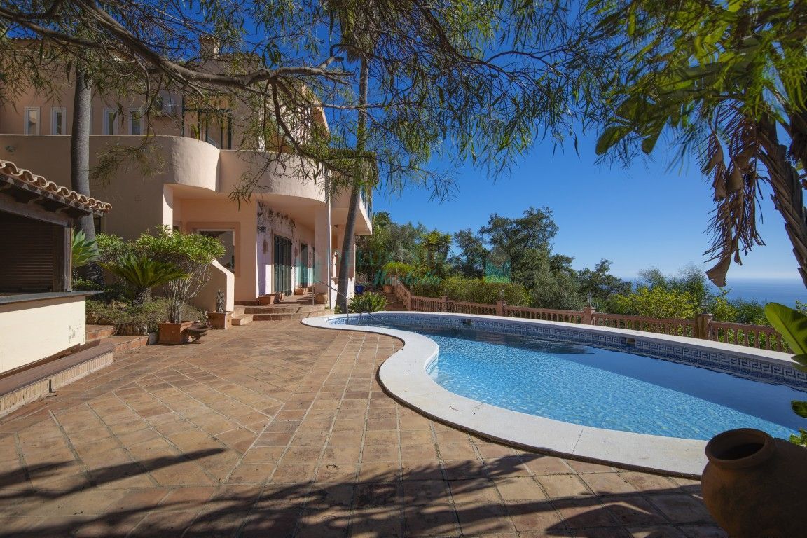 Villa for sale in  La Mairena, Marbella East