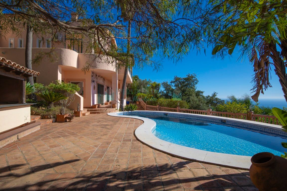 Villa for sale in  La Mairena, Marbella East
