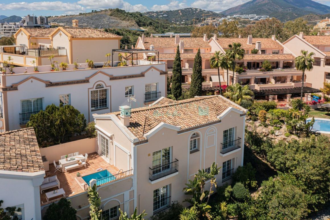 Semi Detached Villa in Nueva Andalucia