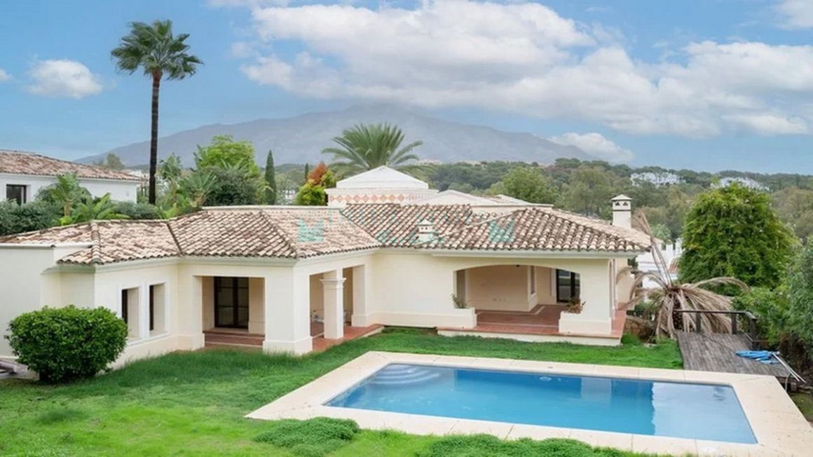 Villa for sale in Nueva Andalucia