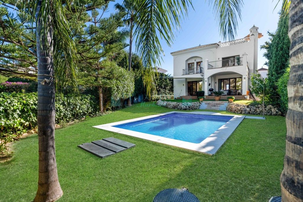 Villa for sale in Estepona