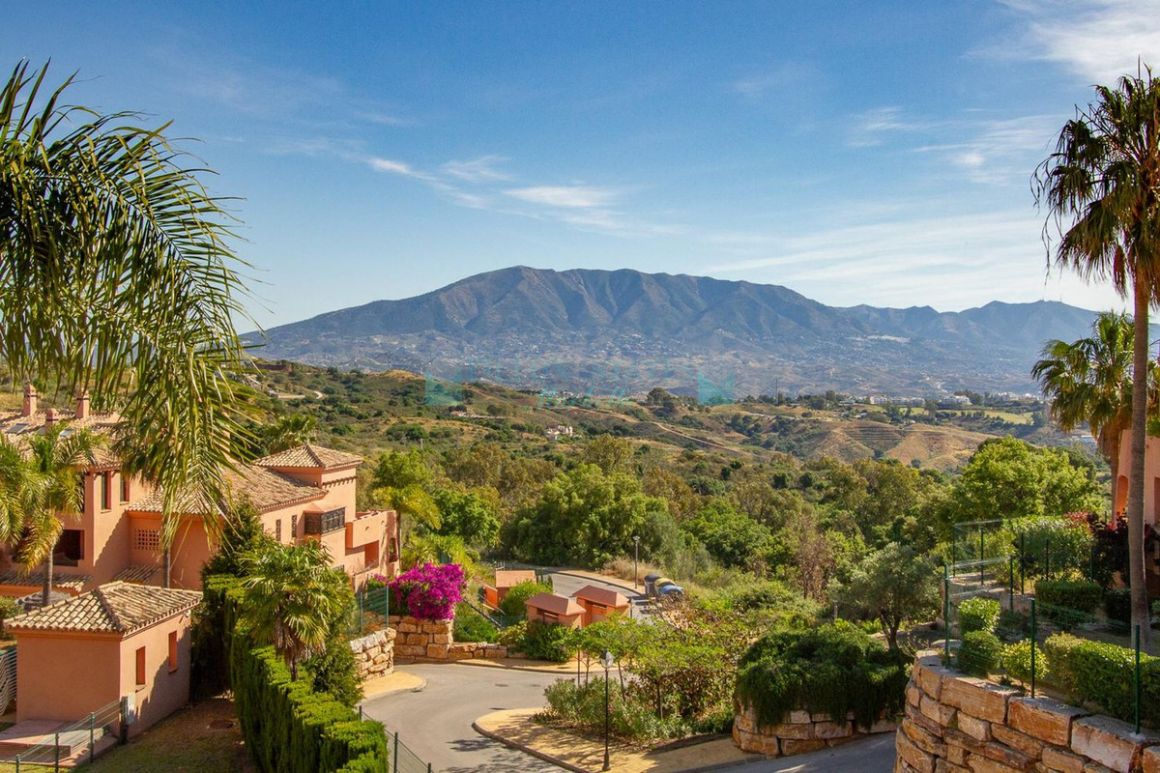 Penthouse for sale in  La Mairena, Marbella East