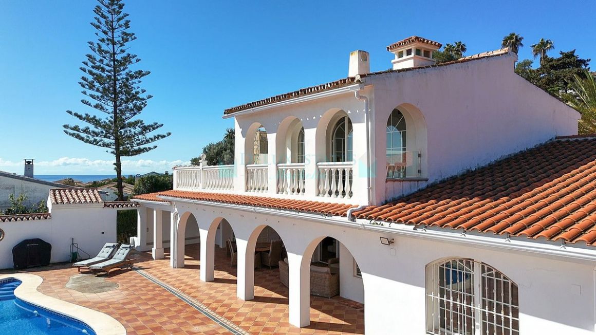 Villa for sale in Estepona