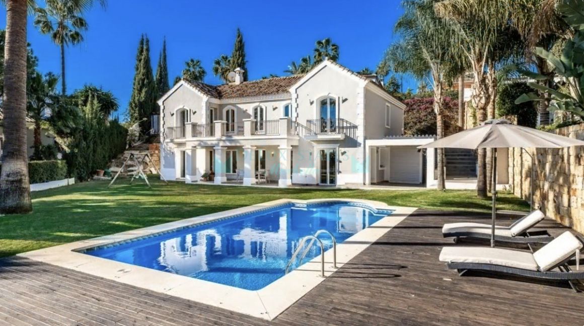 Villa for sale in Nueva Andalucia