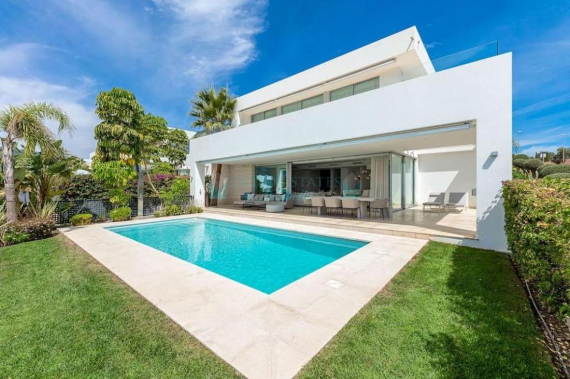 Villa for rent in  Rio Real, Marbella East