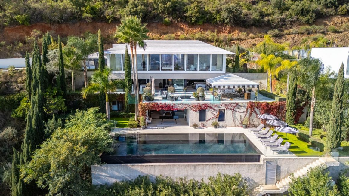 Villa for sale in  La Mairena, Marbella East