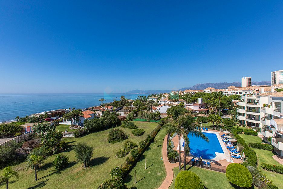 Penthouse for sale in  Elviria, Marbella East