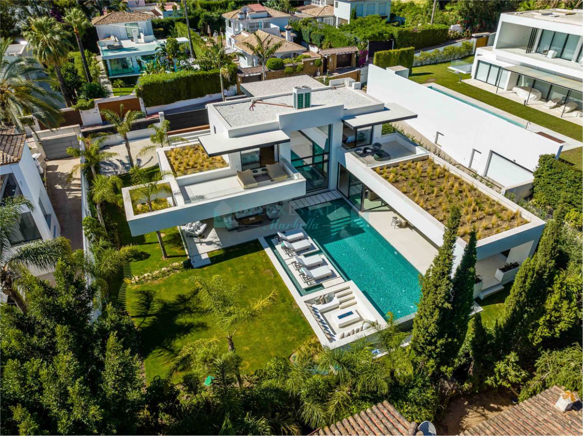 Villa for sale in Nueva Andalucia