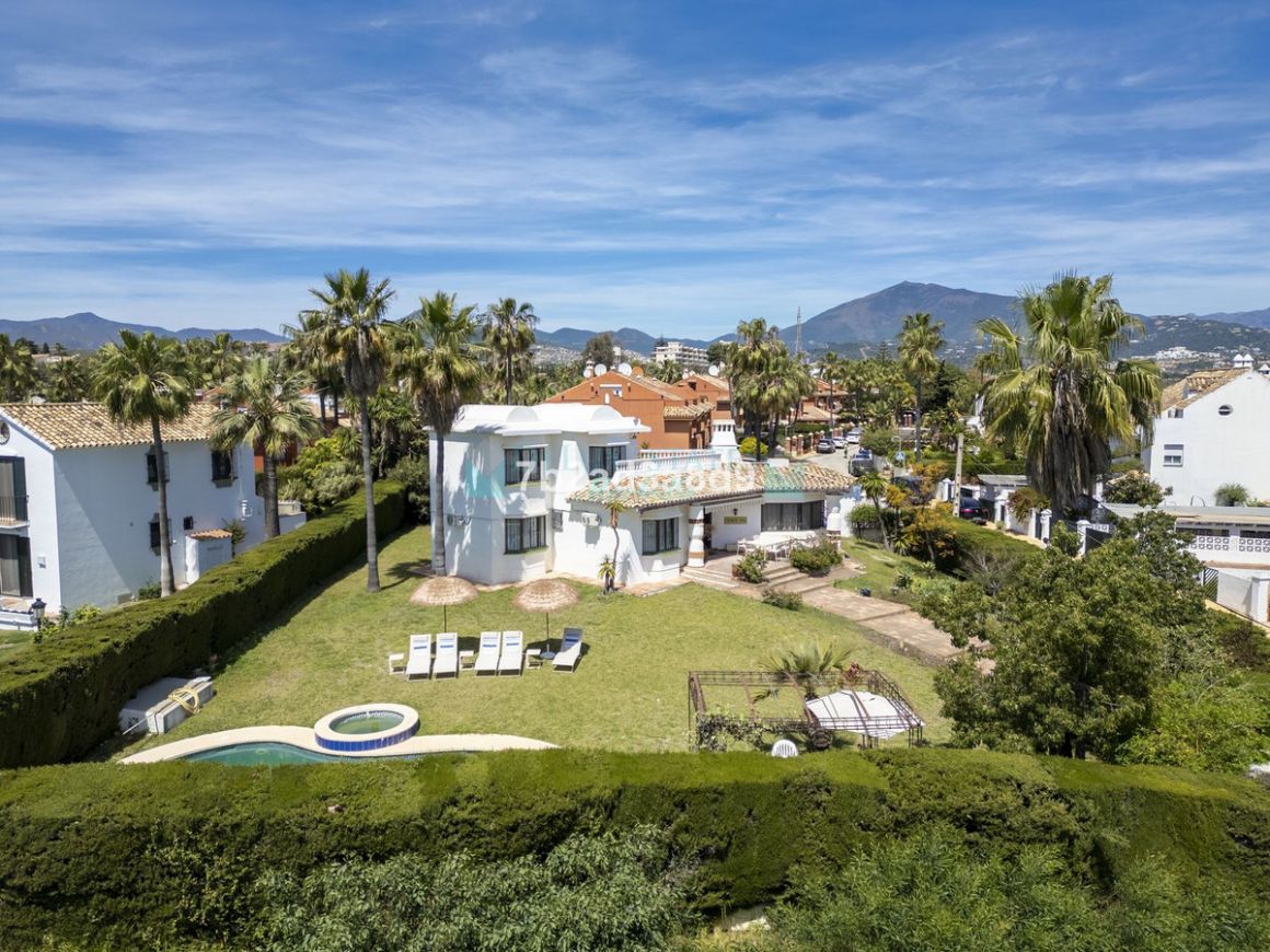 Villa en alquiler en  Atalaya, Estepona