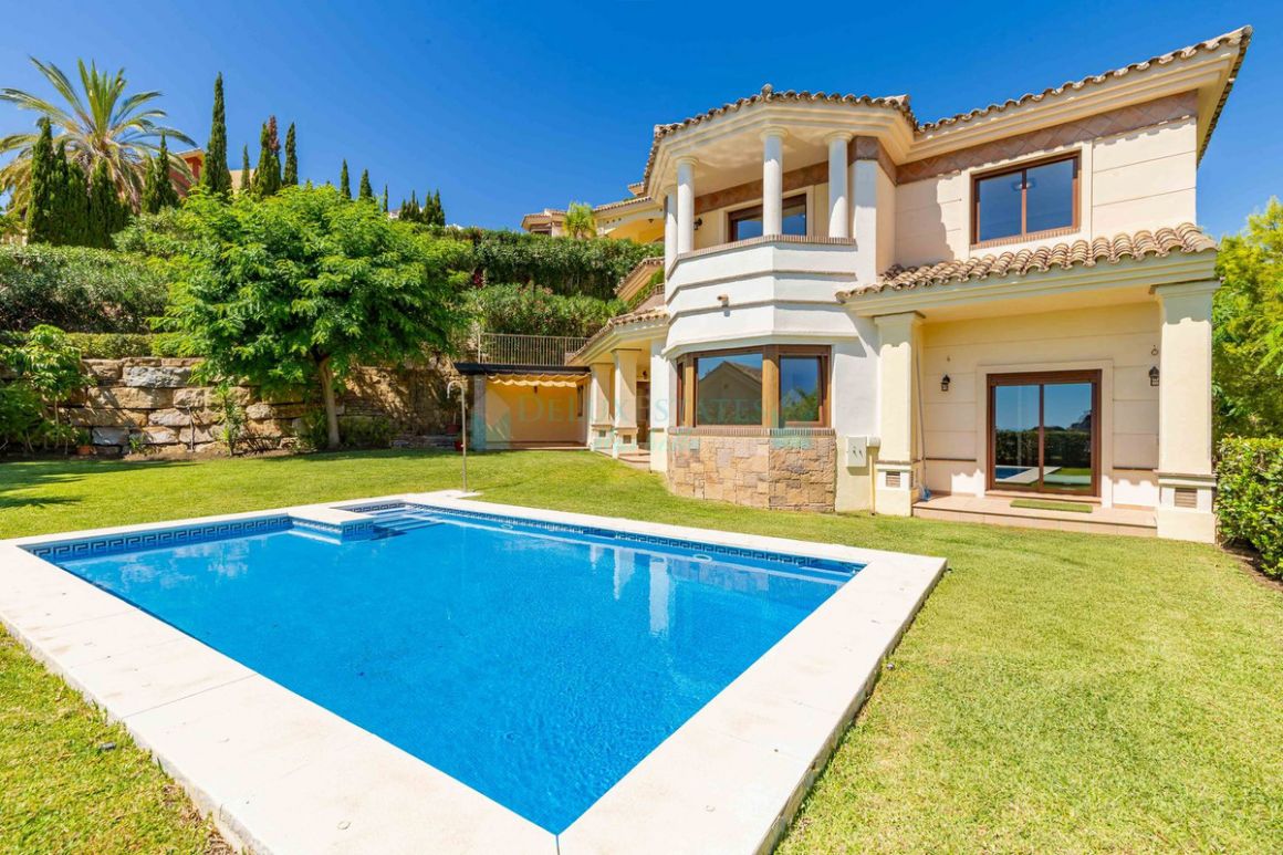 Villa for sale in  Los Arqueros, Benahavis