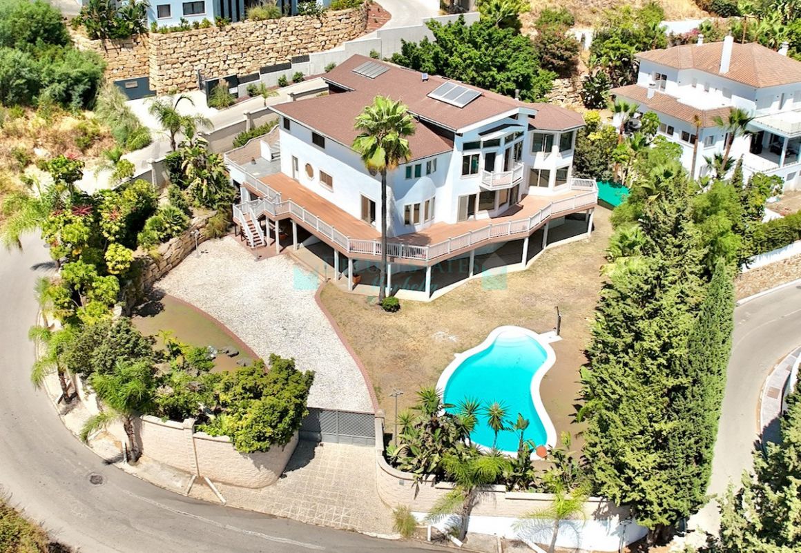Villa for sale in Benahavis