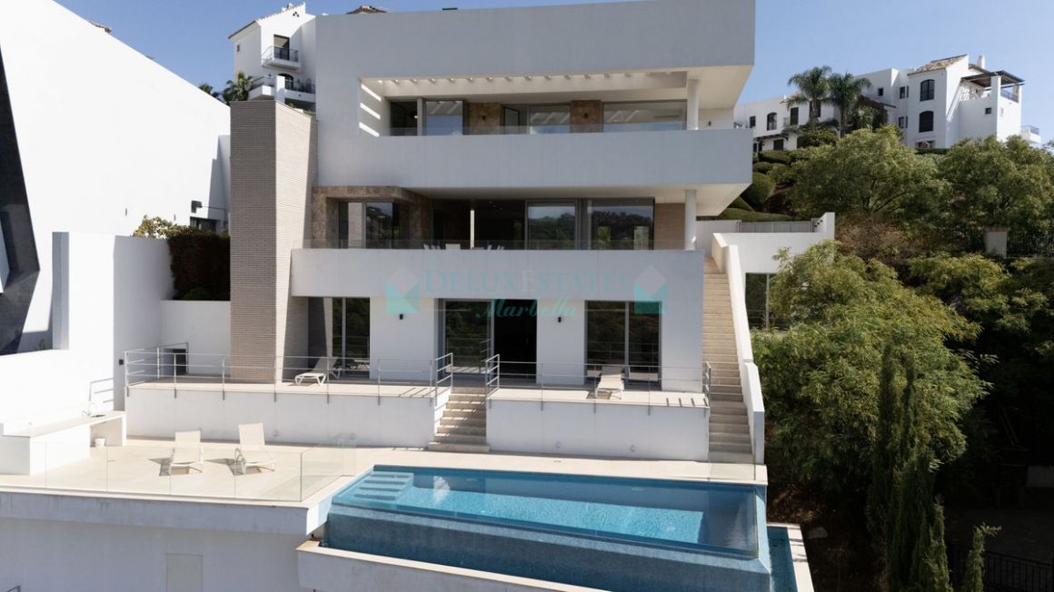 Villa for sale in  Los Arqueros, Benahavis