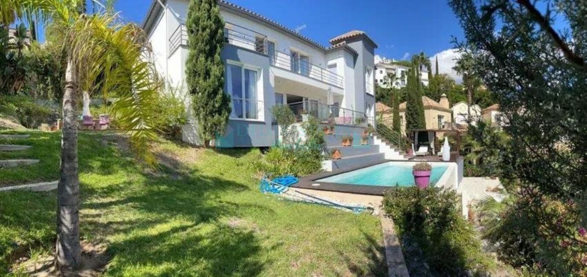 Villa for sale in  Los Arqueros, Benahavis