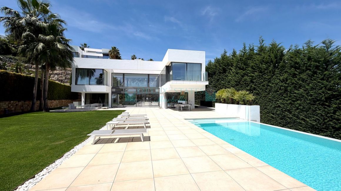 Villa en alquiler en  Atalaya, Estepona