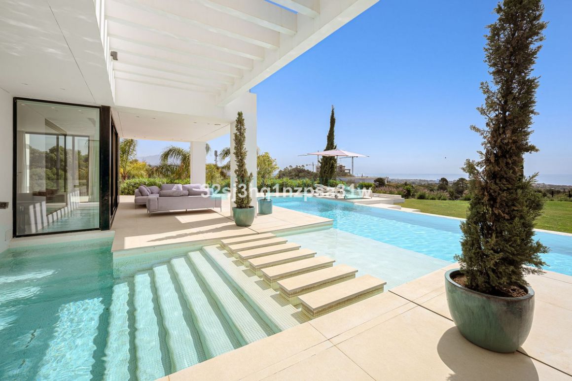 Villa for rent in Estepona