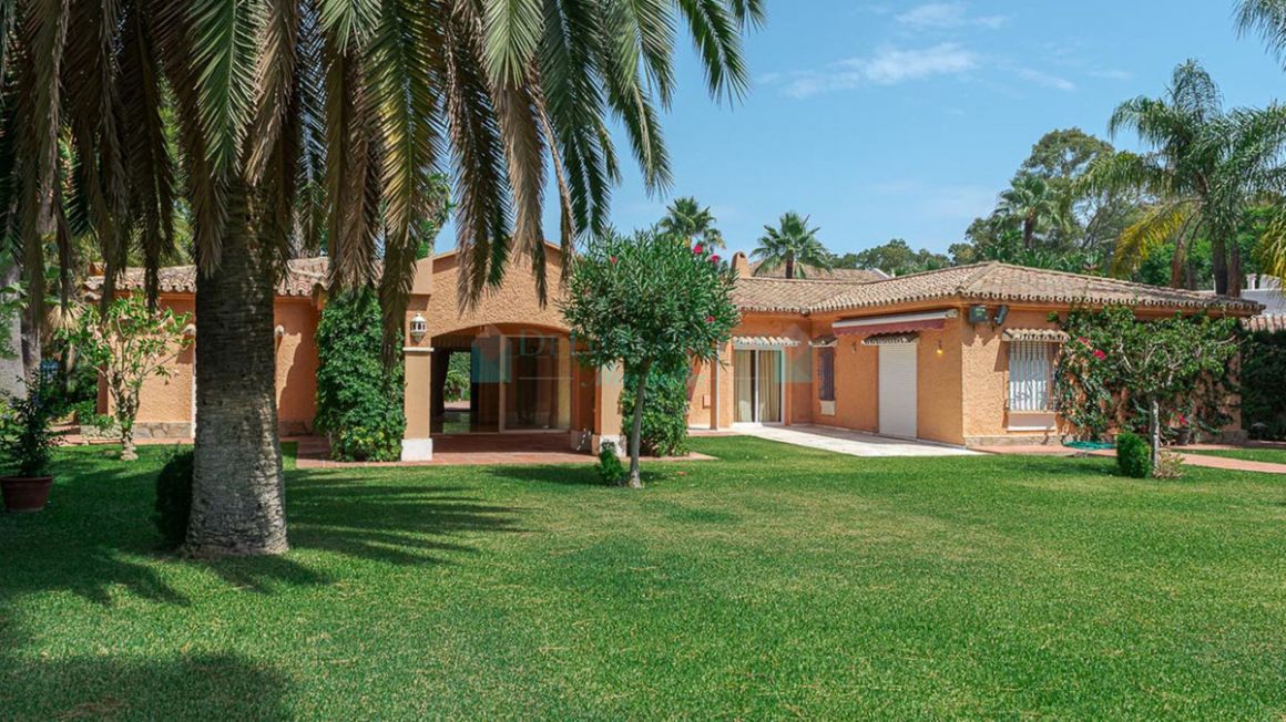 Villa in New Golden Mile, Estepona