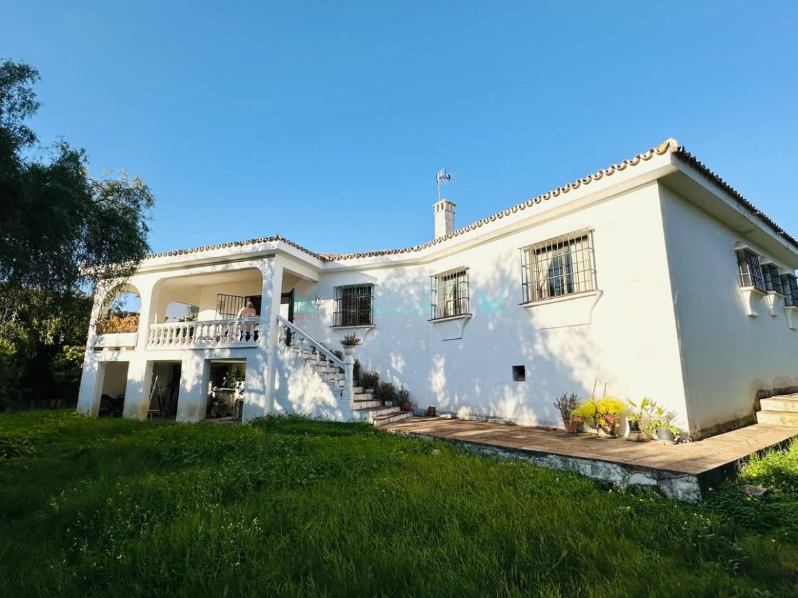 Villa for sale in  Atalaya, Estepona