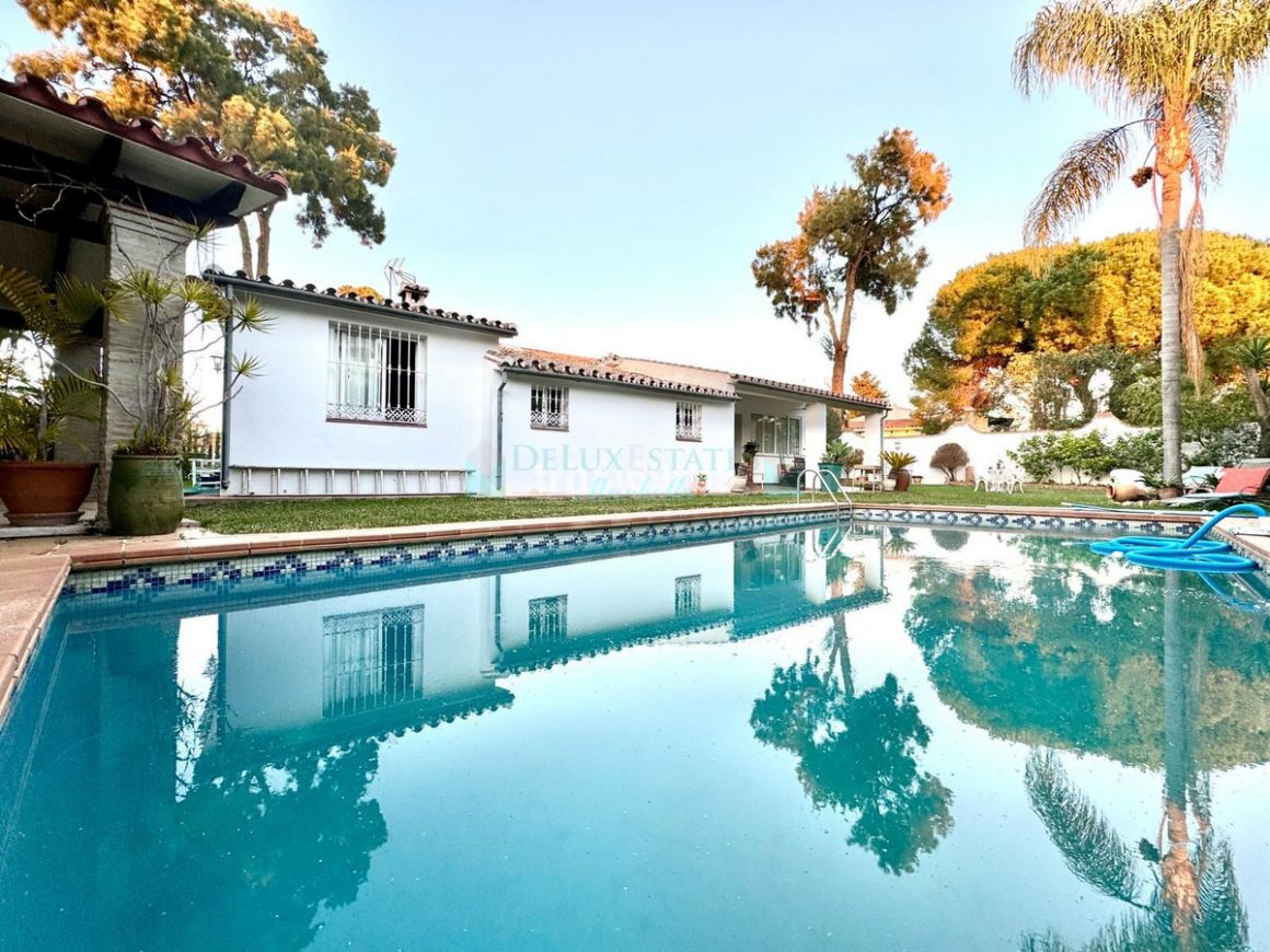 Villa for sale in  Atalaya, Estepona