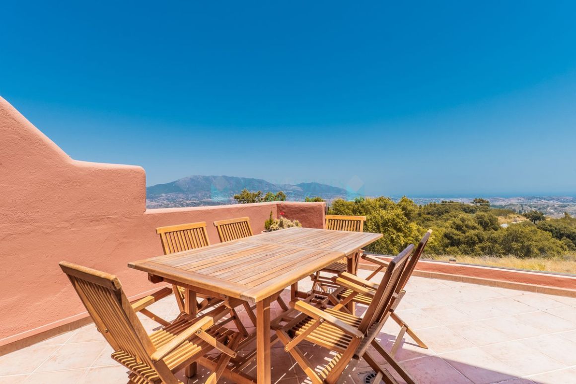 Apartment in La Mairena, Marbella East