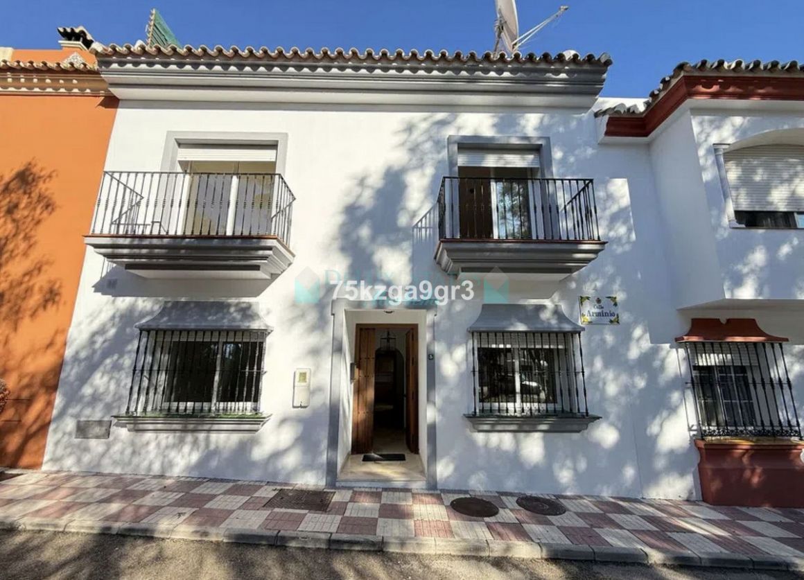 Town House for sale in Estepona