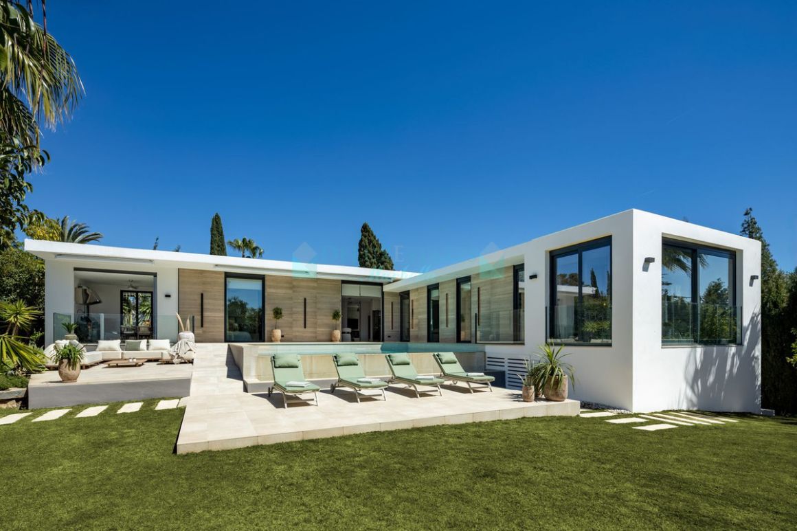 Villa for sale in Nueva Andalucia