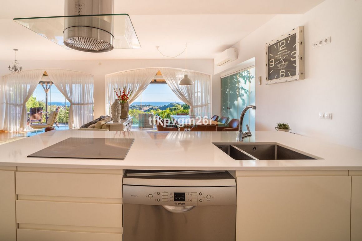 Villa for sale in Estepona