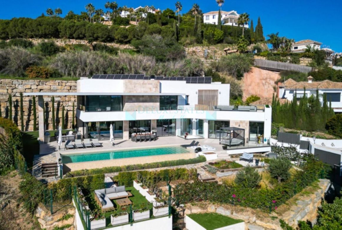 Villa for sale in  Los Arqueros, Benahavis