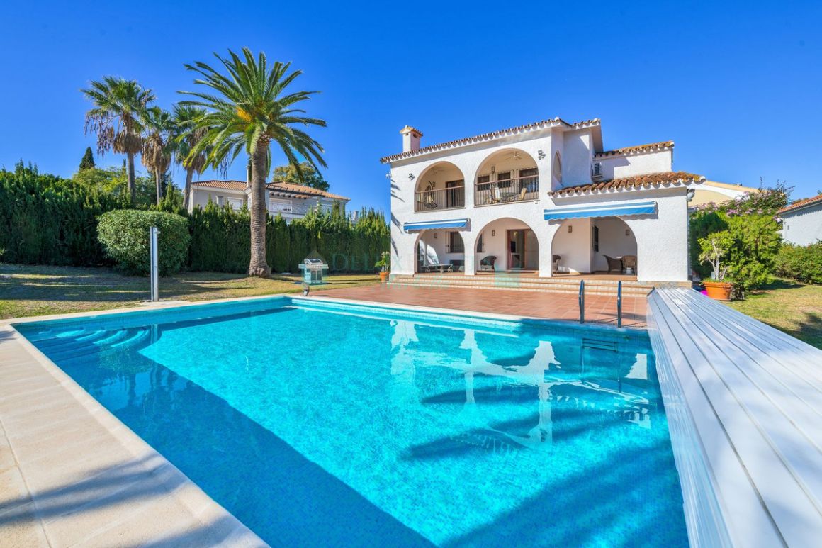 Villa en alquiler en  Atalaya, Estepona