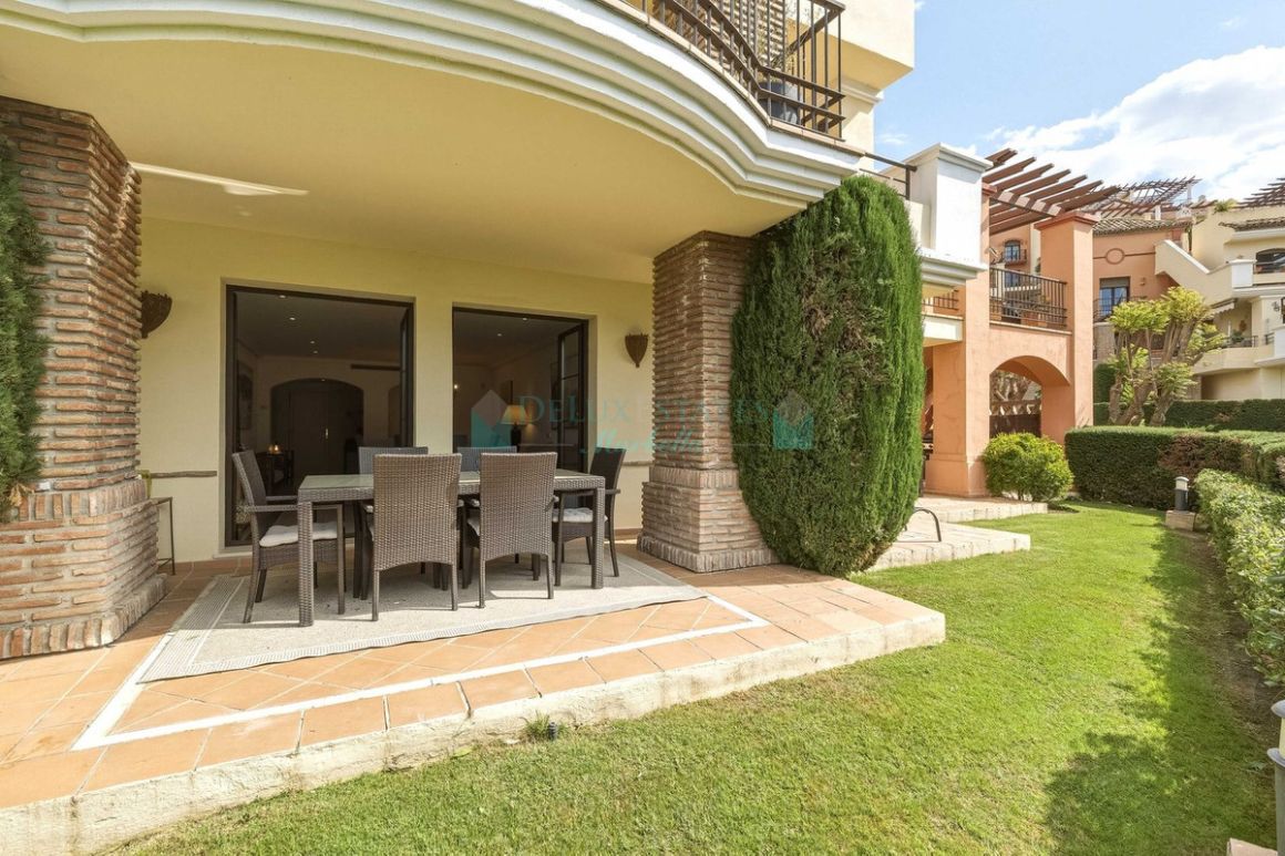 Apartamento Planta Baja en venta en  Los Arqueros, Benahavis