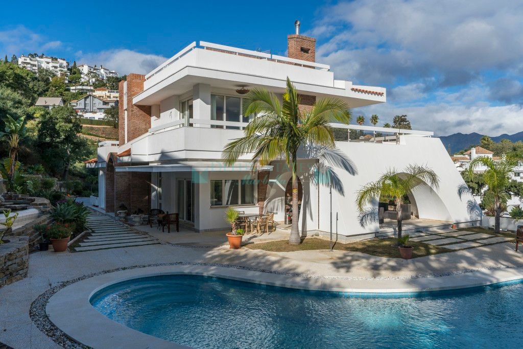 Villa for sale in  La Mairena, Marbella East