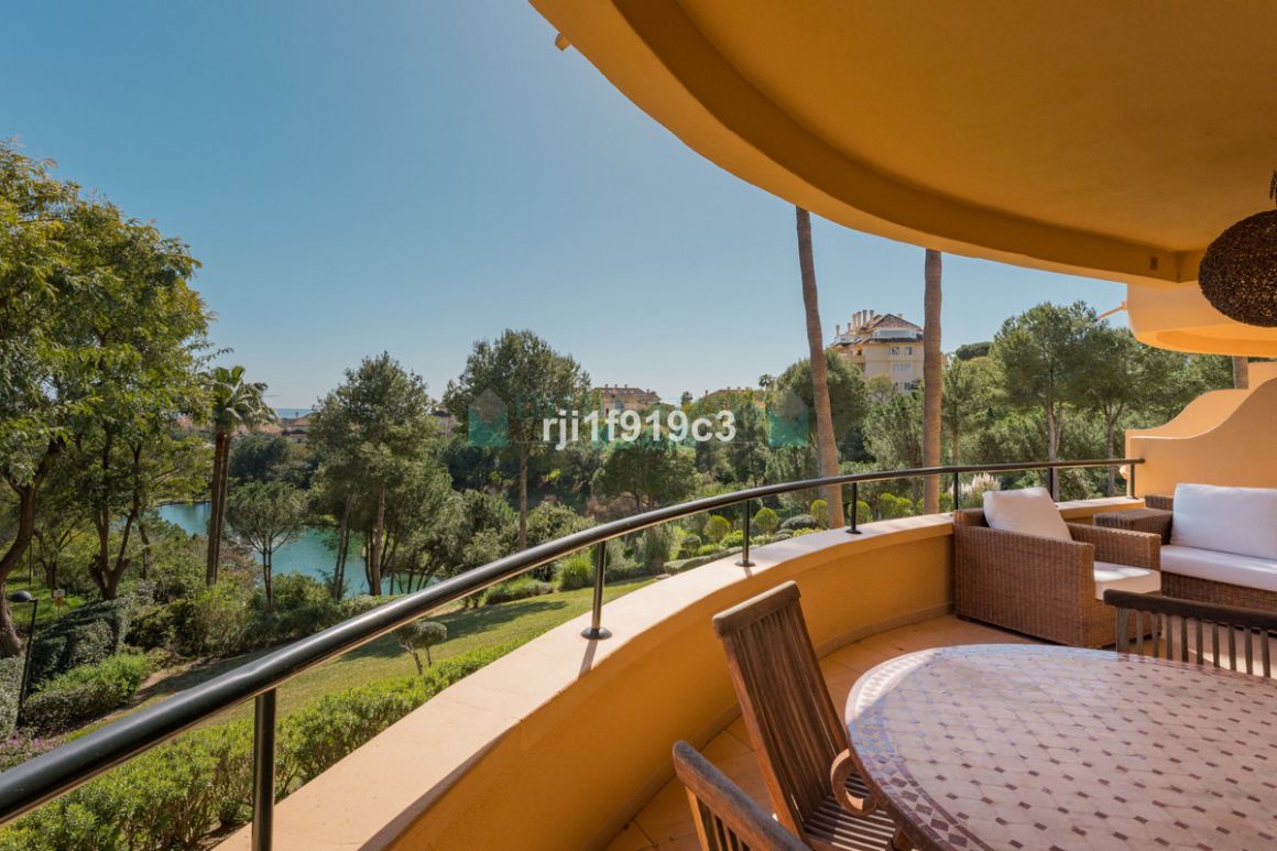 Apartamento en venta en  Elviria, Marbella Este