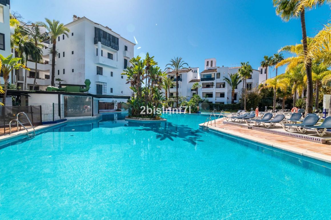 Penthouse for sale in  Elviria, Marbella East