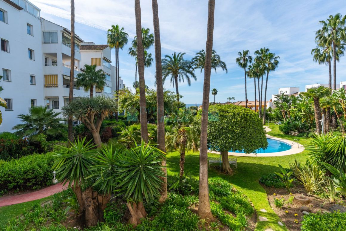 Apartment for sale in  Atalaya, Estepona