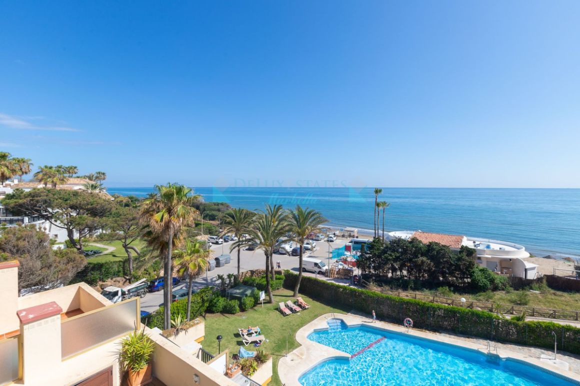Penthouse for sale in  Elviria, Marbella East