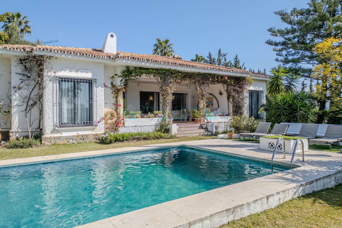 Villa for sale in  El Paraiso, Estepona