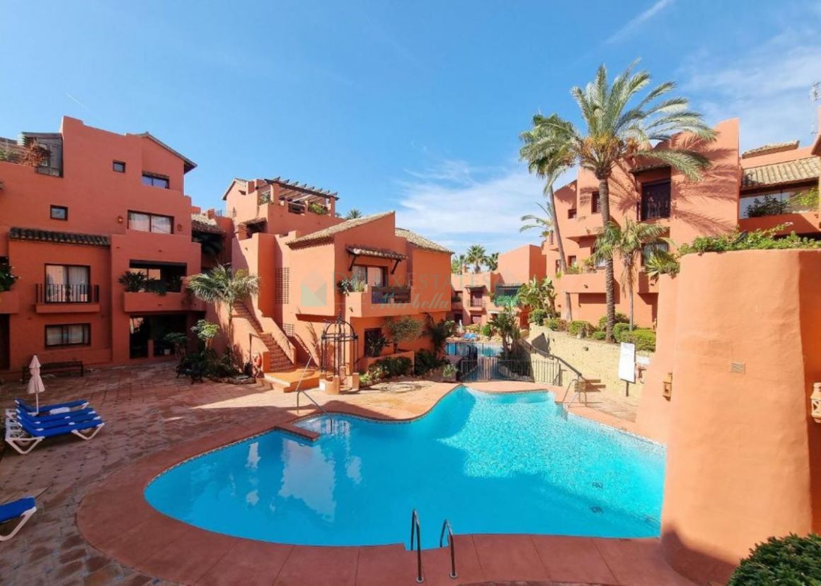 Apartment for sale in  Elviria, Marbella East