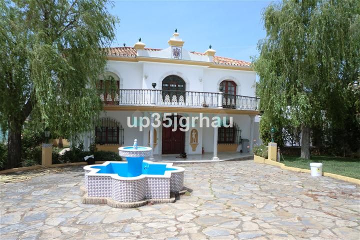 Villa for sale in Estepona