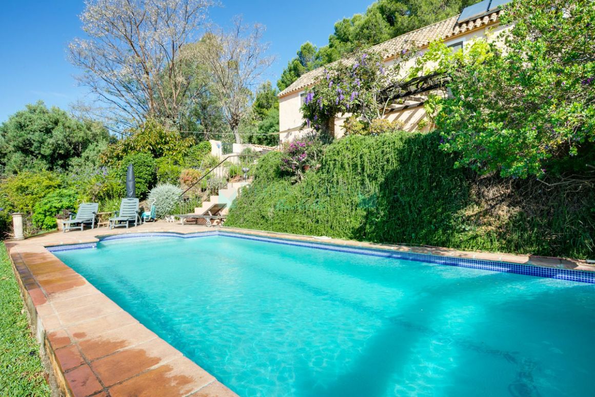 Villa for sale in Estepona