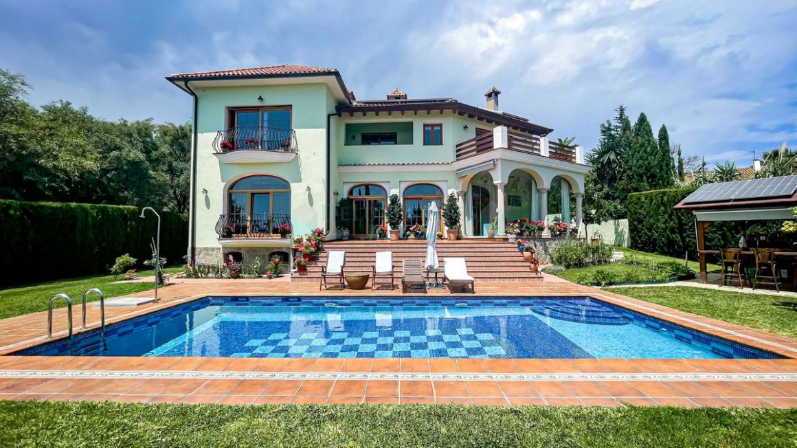 Villa for rent in  El Rosario, Marbella East