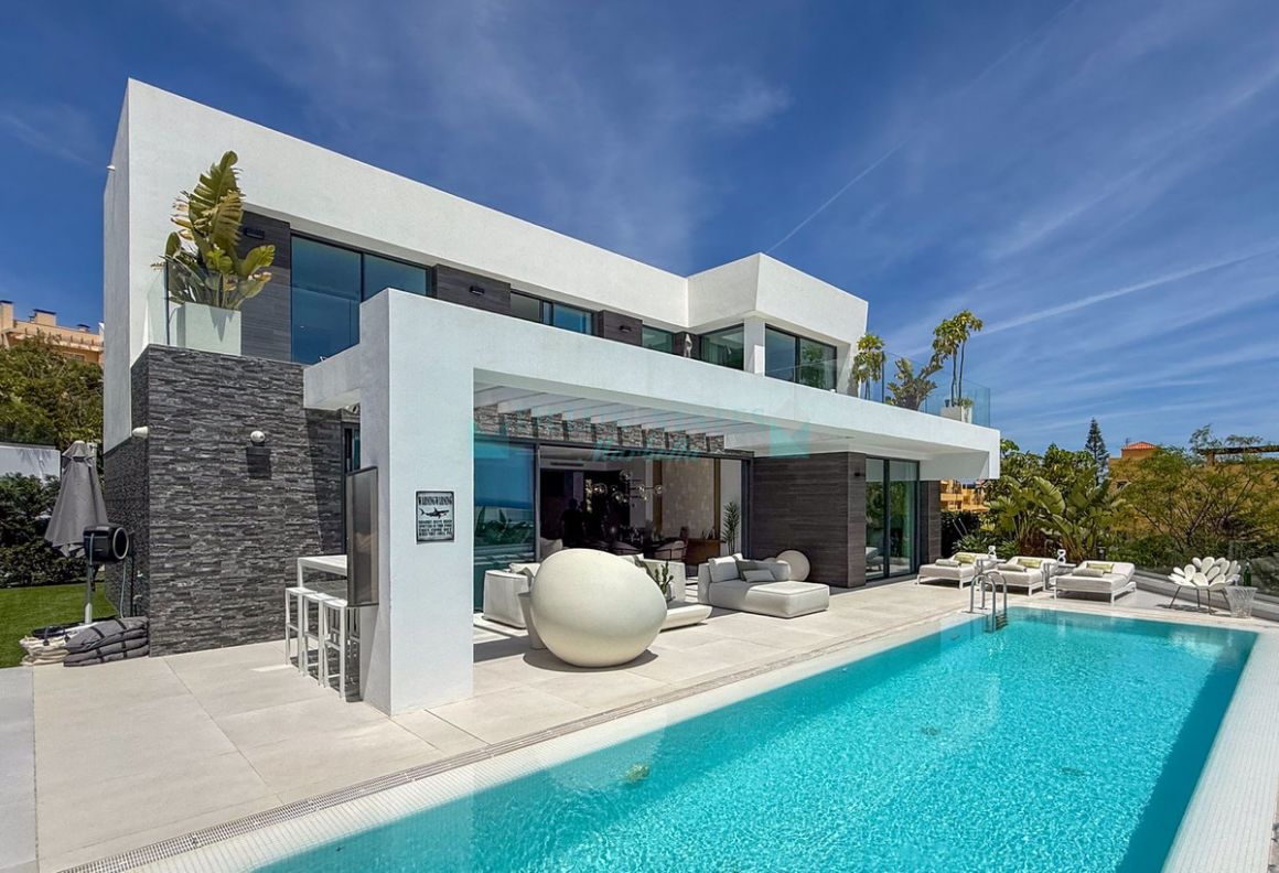 Villa in Cabopino, Marbella East