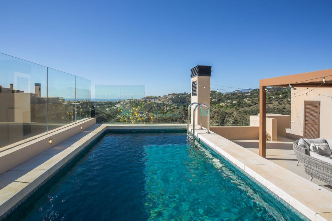 Penthouse for sale in  La Quinta, Benahavis