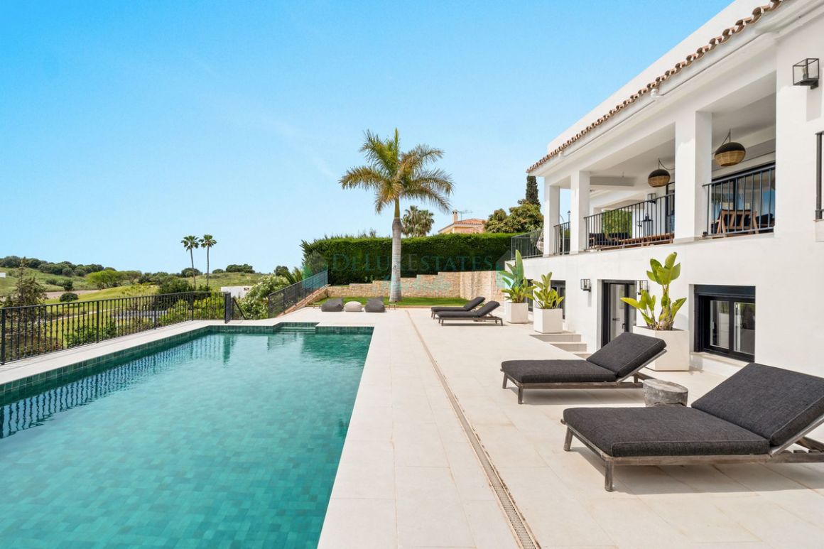 Villa for sale in  El Paraiso, Estepona