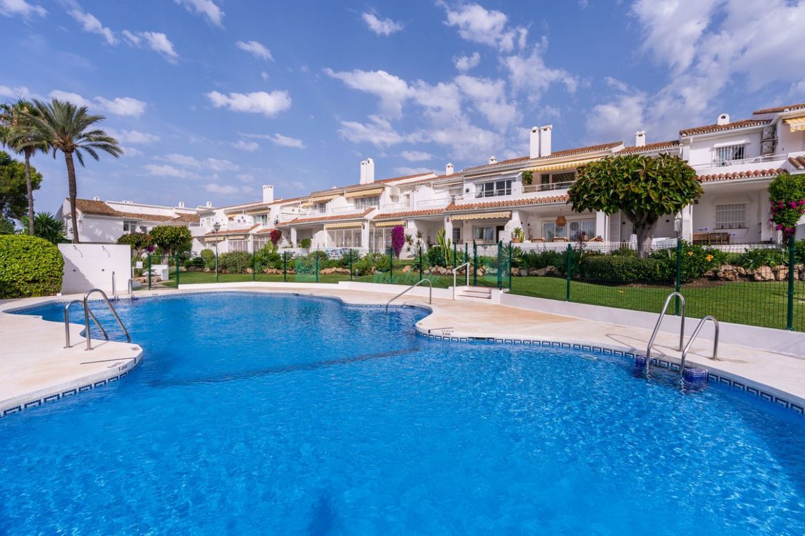 Ático en venta en  El Paraiso, Estepona