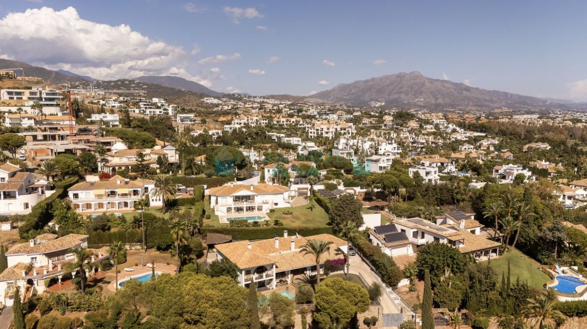 Villa for sale in  El Paraiso, Estepona