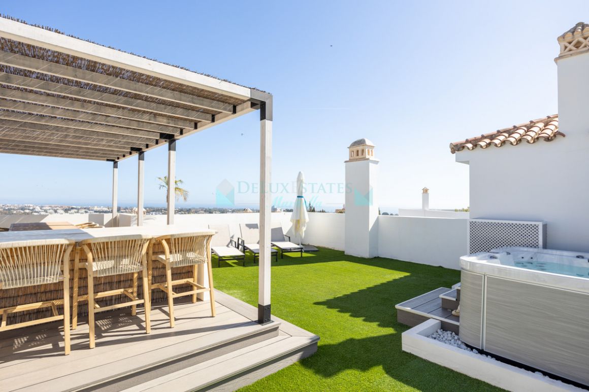 Penthouse for sale in  El Paraiso, Estepona