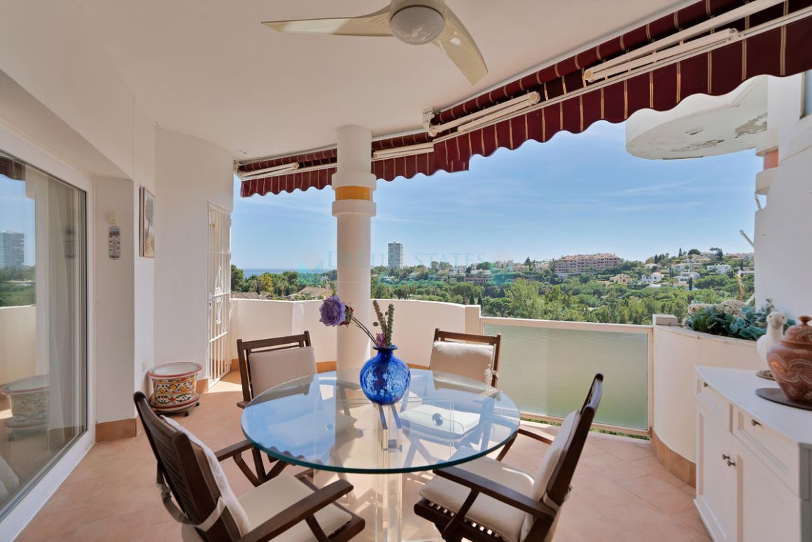 Penthouse for rent in  Rio Real, Marbella East